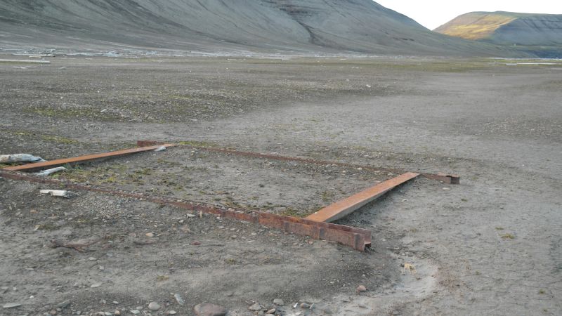 Rester av flystasjonsbrakka. Bare fundamentet står igjen.