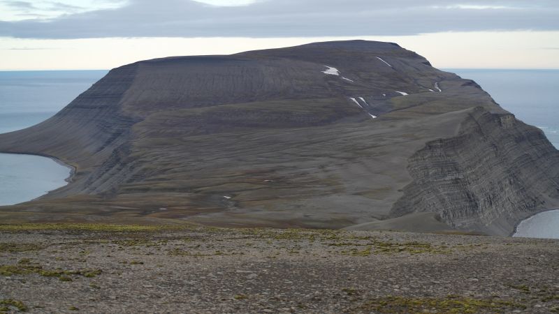 Heniesalen sett fra Werenskioldfjellet. I bakgrunnen sees Iversenfjellet og i front av den igjen, Kvasstoppen.