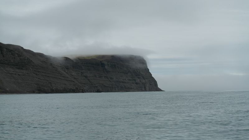 Toppen av Nørdstefjellet er innhyllet i tåke 
. Sett fra sjøsiden sørøst for toppen.