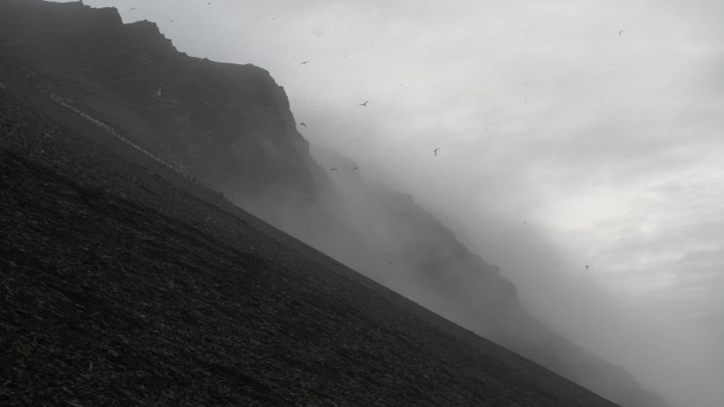 Dramatisk fjellside ned fra Nørdstefjellet