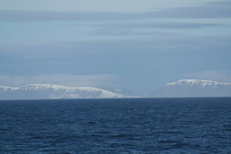 Bjørnsletta sett fra KV Svalbard i juni 2013. Det er tydelig å se at den ligger i et skar mellom Werenskioldfjellet i sør og Kollerfjellet i nord.