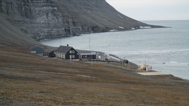 Stasjonen slik den kan sees fra foten av den nordøstre eggen av Werenskioldfjellet.