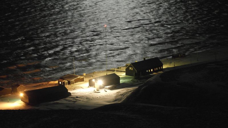 Stasjonen badet i måneskinn, sett fra nordre Husdalen.