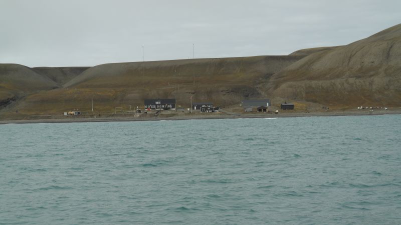 Stasjonen sett fra besøkende båt ute på reden. Stasjonen ligger pent plassert mellom de to Husbekkene.