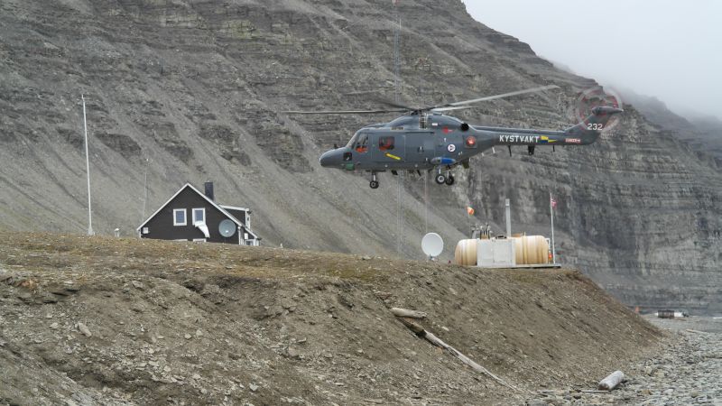 Landing av Lynx helikopter fra 337 skv. om bord i kystvakta.