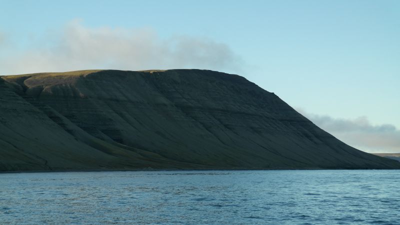Johan Hjortfjellet sett fra sjøen litt sørøst for fjellet.