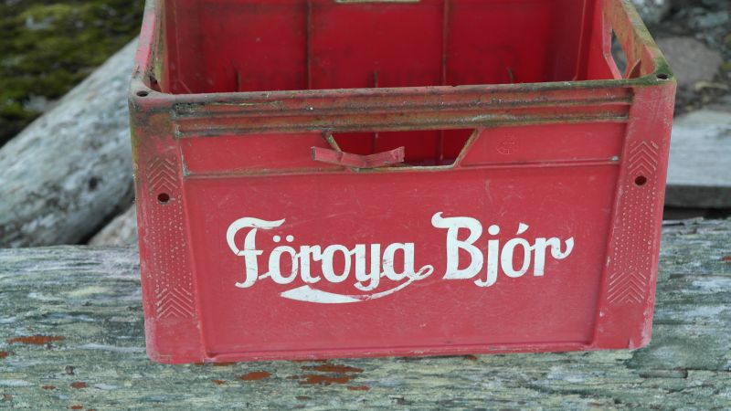 Flaskekasse fra Færøyene som er havnet på Hopen.