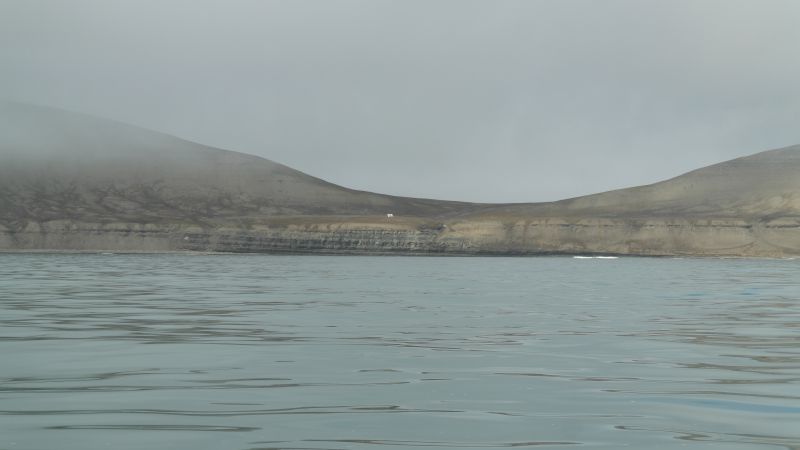 Thorkilsenskaret og Casa Blanca sett fra sjøen på østsiden av øya.