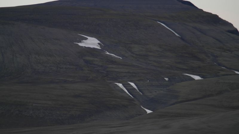Her skimtes den sørlige opprinnelsen til Bekkeskaret, på nordvestsiden av Iversenfjellet.