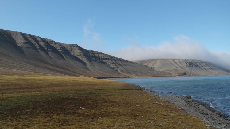 Bekkeskaret ender i nordenden av Tovikbukta, helt bakerst til høyre på bildet. Litt lenger foran til venstre skimtes Malmskaret.