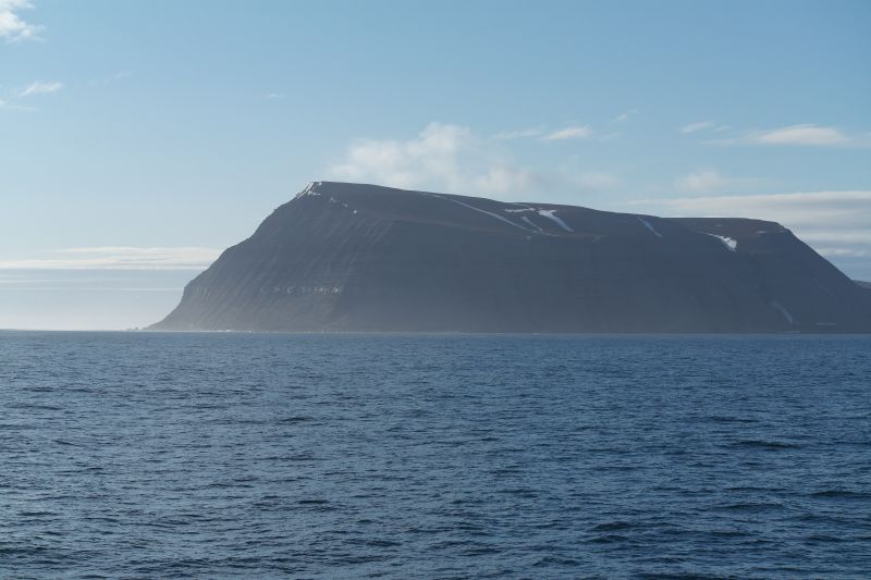 Iversenfjellet sett fra sjøen sørøst for øya.