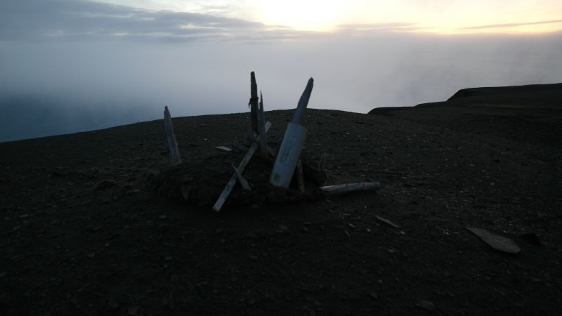 Restene av Thor Iversens varde på toppen av Iversenfjellet, 371 meter over havet.