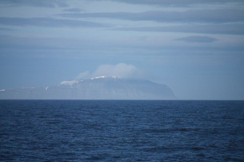 Iversenfjellet sett fra sjøsiden, sørvest for øya.