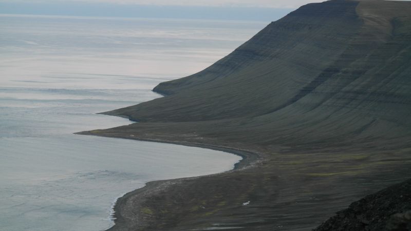 Kapp Beljaev kan sees helt bakerst langs sjøen 
. Bjørnebo og Russehytta foran. Bildet er tatt fra toppen av Småhumpen.