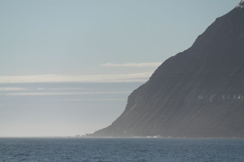 Kapp Thor sett fra sjøen sørøst for Kofoedodden og Skumskjæra.