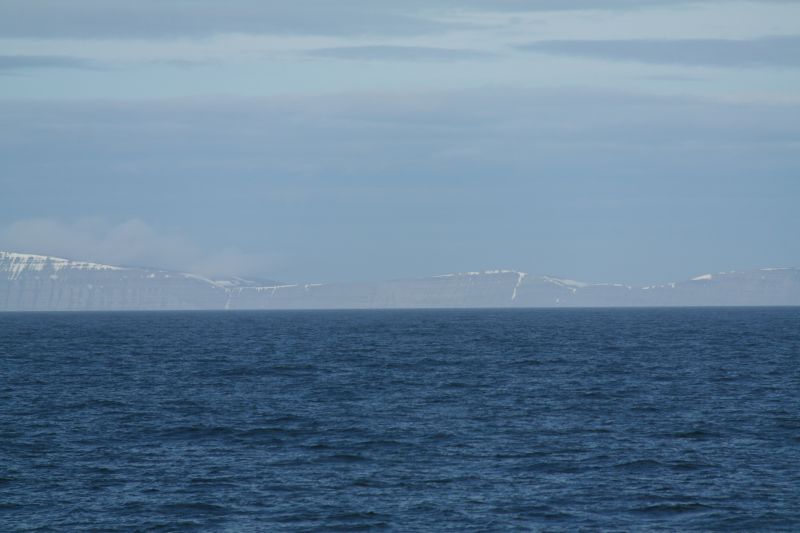 Kvasstoppen sett fra sjøsiden vest for Hopen om bord i KV Svalbard