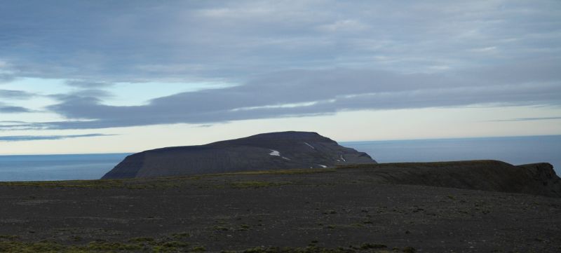 Utsikt fra toppen over mot Iversenfjellet.