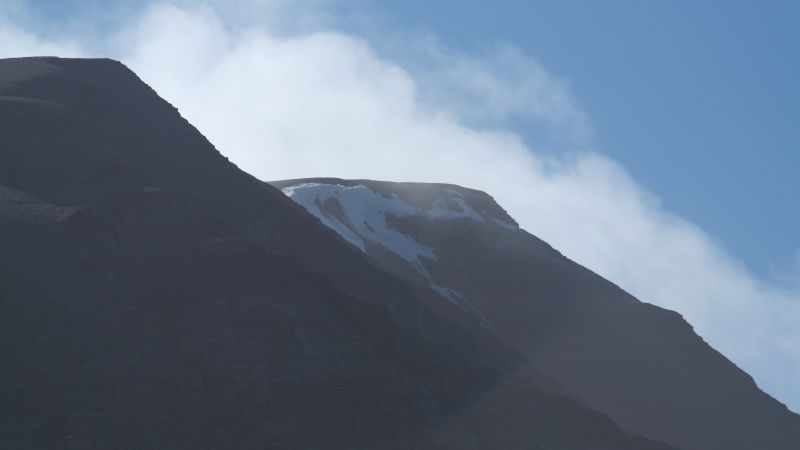 Vestsiden av fjellet med det høyeste punktet kneisende ut på skrenten.