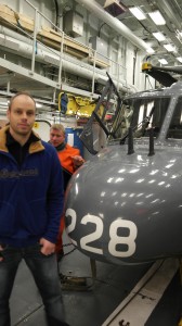 Tom Erik poserer foran Lynx nr 228 i hangaren ombord i KV Nordkapp.