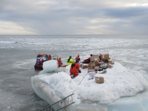 Sjøbjørn manøvrerte inntil isflaket slik at varene kunne lempes over til oss. Foto: Tom Erik Glomsrud
