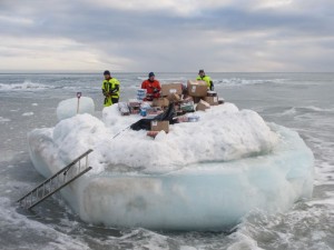 Nærmere ett tonn med forsyninger liggende klar på isflaket og skal fraktes i land. Foto: Tom Erik Glomsrud