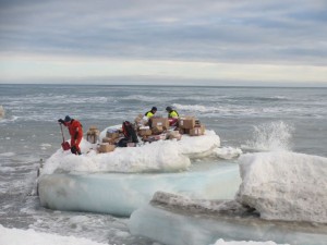 All forsyning er lempet over på isflaket fra sjøbjørnen fra KV Svalbard.