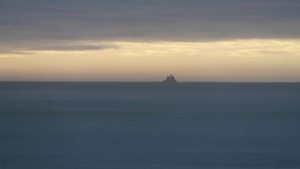 KV Svalbard i horisonten. Forsyningene er på vei. Foto: Bjørn Ove Finseth