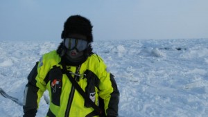 Når en skal begi seg ut på isen i 20 minusgrader må en kle seg etter forholdene. Inne i dette antrekket skjuler det seg en god og varm kokk. Foto: Tom Erik Glomsrud.