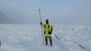 En kan kanskje få assosiasjoner til annen aktivitet enn det å måle isen her, men det var ismåling vi foretok og ikke noe annet. Foto: Bjørn Ove Finseth.