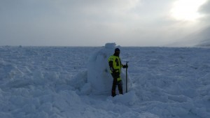 Naturen skaper de underligste formasjoner med isen. Denne iskossen var presset opp på høykant på ei grunne. Ragnar poserer foran den. Foto: Bjørn Ove Finseth.
