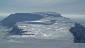 Iversenfjellet i bakgrunnen, Kvasstoppen til høyre og Heniesalen i forkant på bildet. Foto: Bjørn Ove Finseth