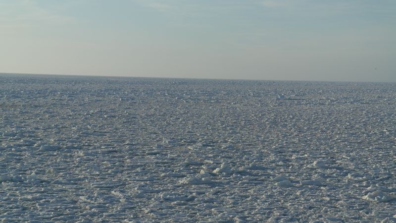 Isen ligger utover på vestsiden av øya. 