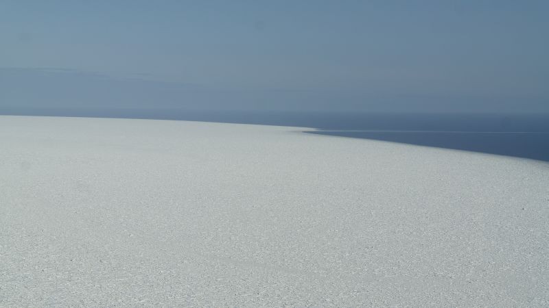 Isen som lå ut for østsida av øya denne dagen. Den er på vikende front og iskanten nærmer seg land, 