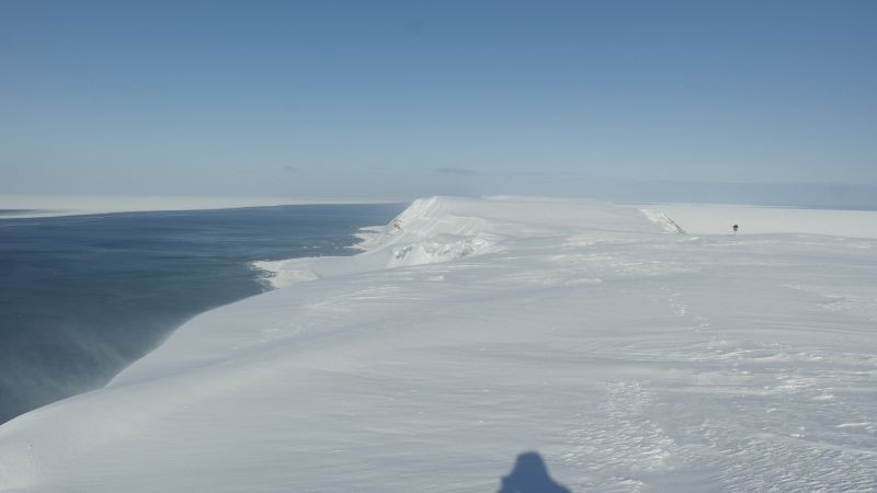Nordover fra toppen av Werenskiold. Isen har trukket seg utover fra land hele veien nordover.