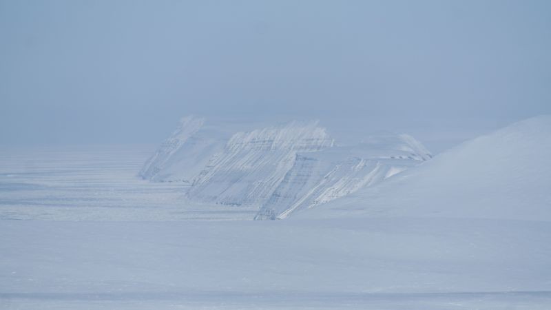 Blåfjell bakerst og Småhumpen før vestskrenten av Johan Hiortfjellet.